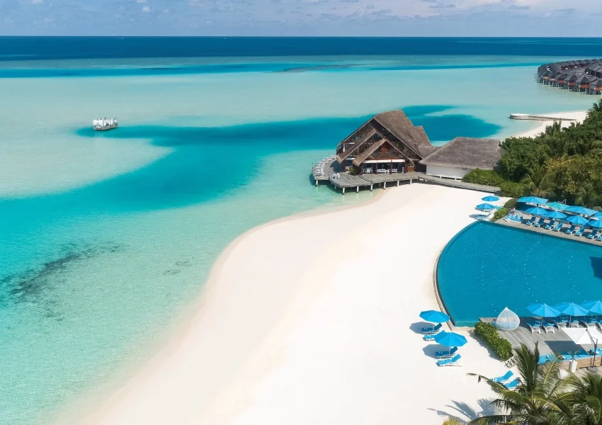 anantara_dhigu_swiming_pool_ariel_view_1920x1037